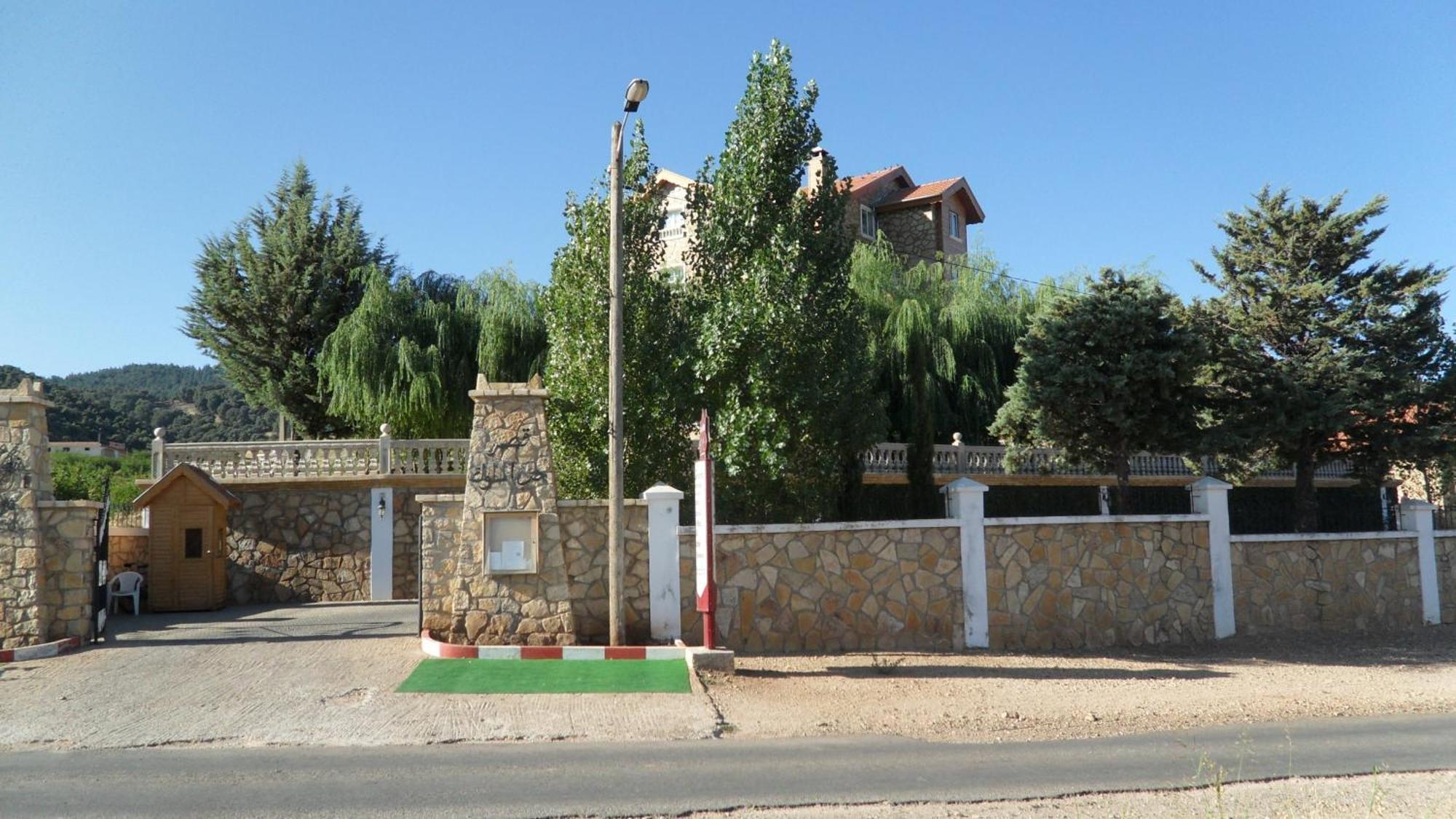 Le Palais Des Cerisiers Hotel Азру Екстериор снимка