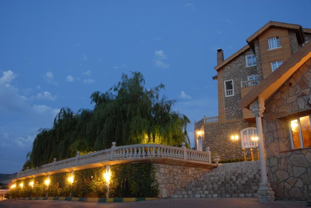 Le Palais Des Cerisiers Hotel Азру Екстериор снимка