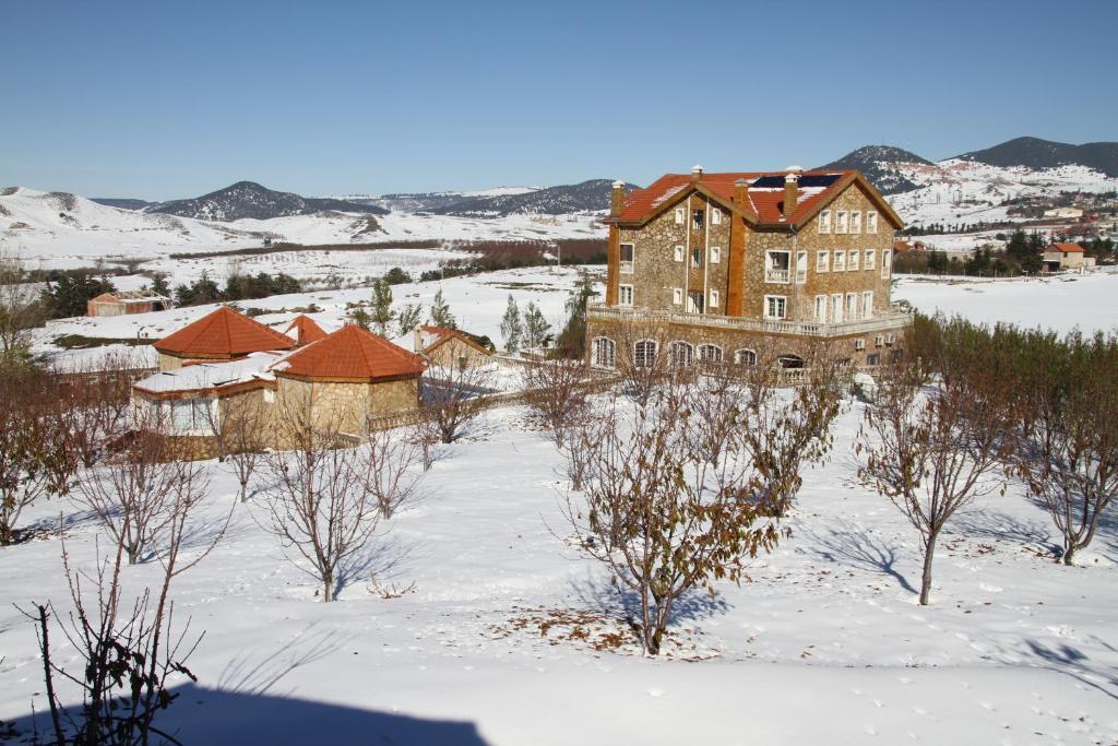 Le Palais Des Cerisiers Hotel Азру Екстериор снимка