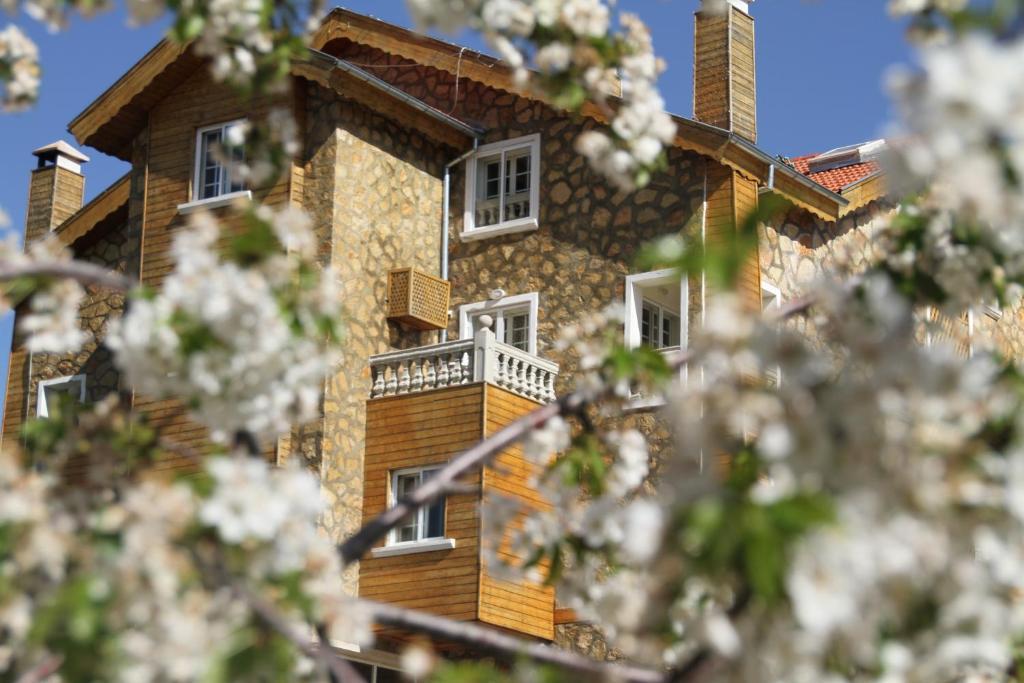 Le Palais Des Cerisiers Hotel Азру Екстериор снимка