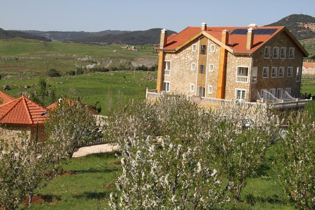 Le Palais Des Cerisiers Hotel Азру Екстериор снимка