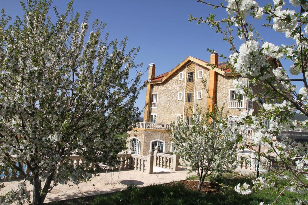 Le Palais Des Cerisiers Hotel Азру Екстериор снимка