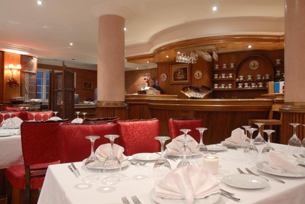 Le Palais Des Cerisiers Hotel Азру Екстериор снимка