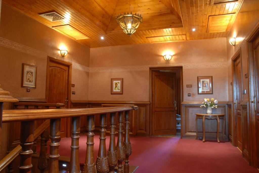 Le Palais Des Cerisiers Hotel Азру Екстериор снимка