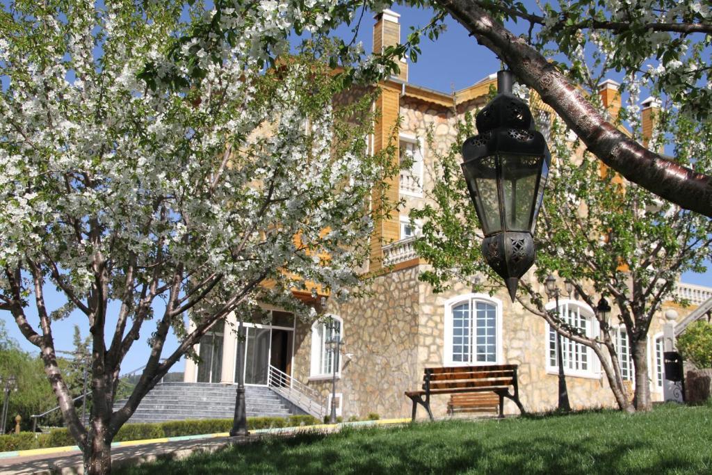 Le Palais Des Cerisiers Hotel Азру Екстериор снимка